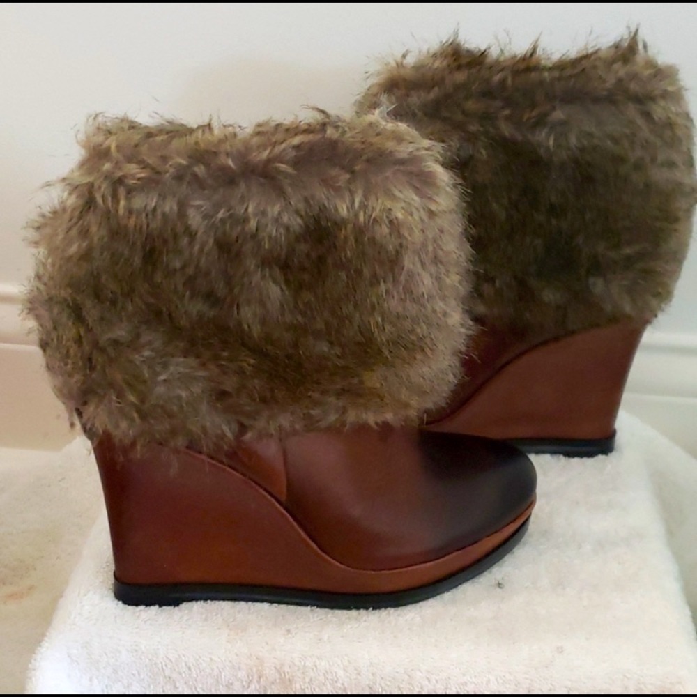 (Brand New) Vince Camuto Sal